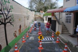 Read more about the article Educandários de Indaial recebem Escolinha de Trânsito Móvel