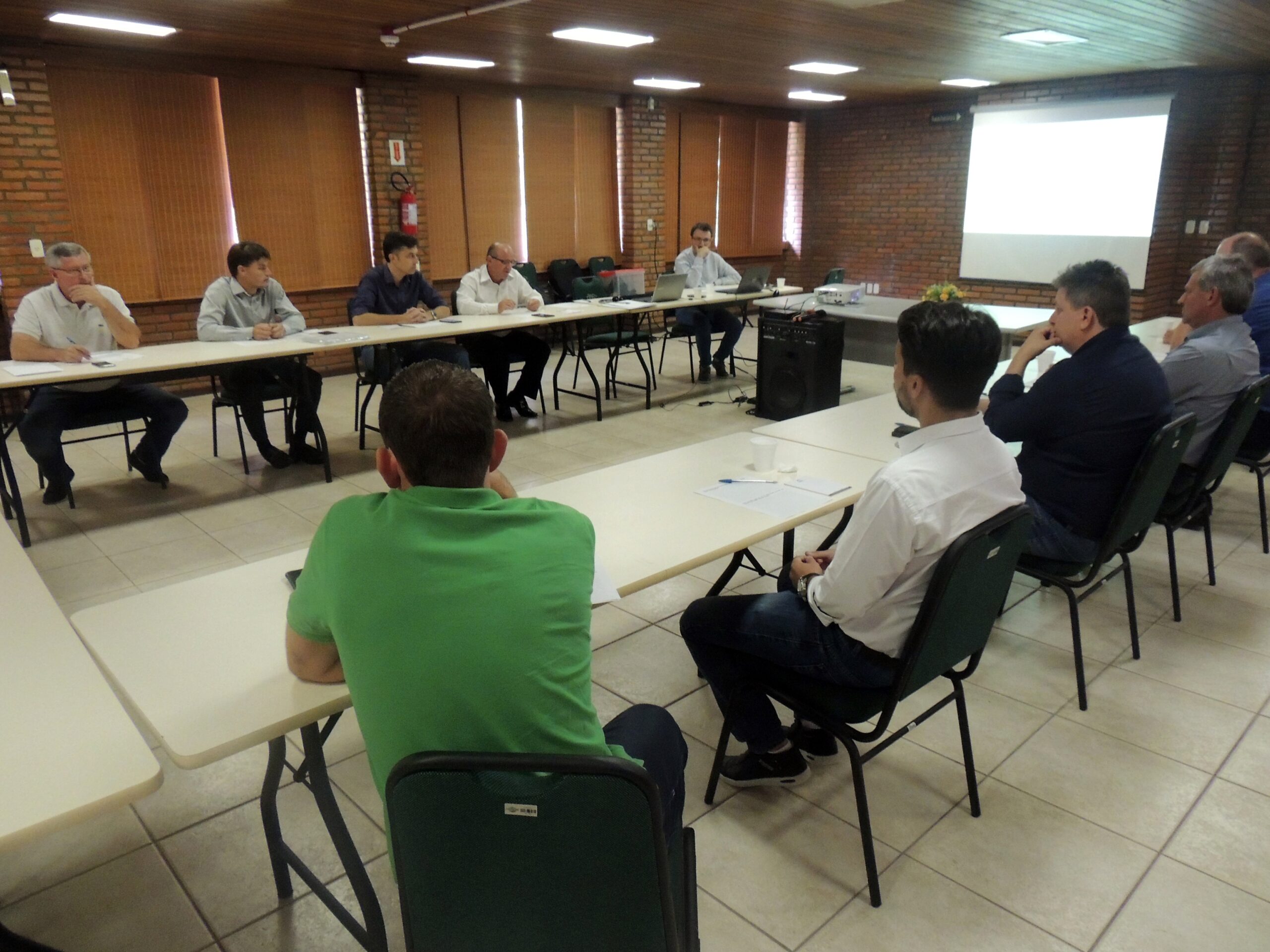 You are currently viewing Secretário de Infraestrutura participa de assembleia de prefeitos