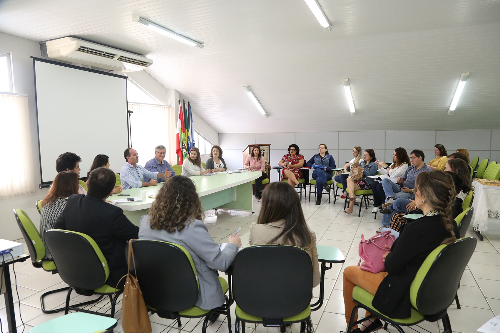 You are currently viewing Secretária de Estado de Assistência Social participa de reunião de Colegiado da AMMVI