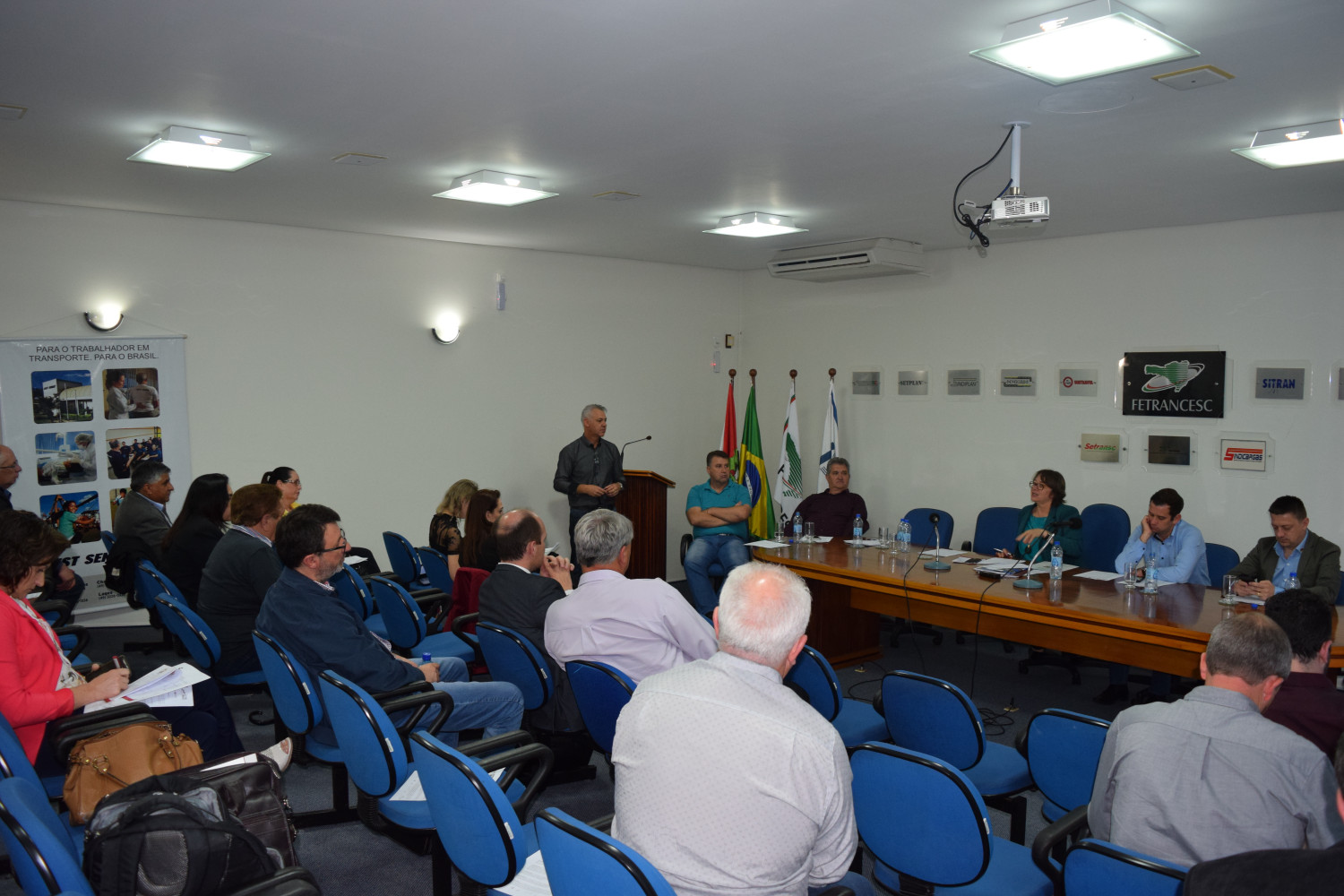 You are currently viewing Temas com impacto financeiro no orçamento dos municípios são debatidos na assembleia da Fecam