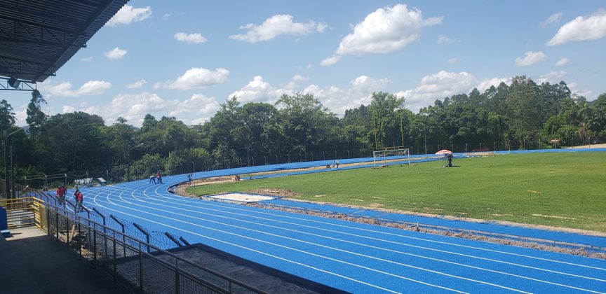 You are currently viewing Prefeitura de Timbó entrega à comunidade pista sintética de atletismo