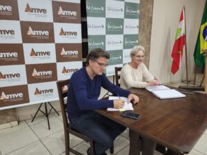 Read more about the article Amve realiza cerimônia de transmissão de cargo da presidência para prefeita de Benedito Novo